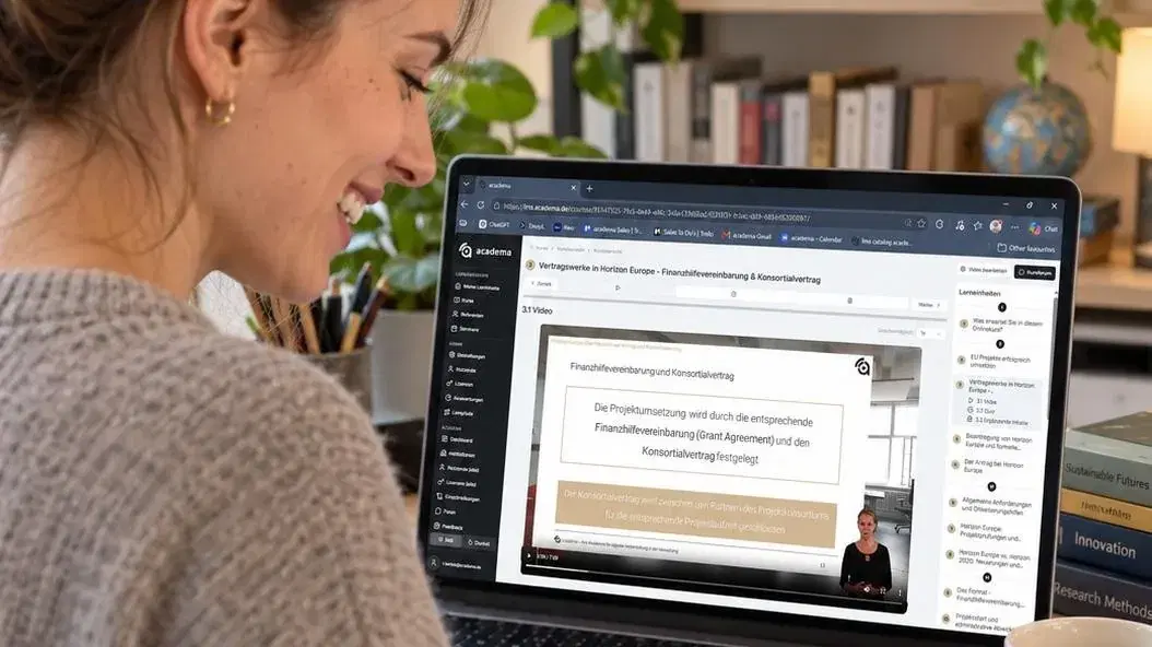 Lernende nutzt die academa-Plattform am Laptop